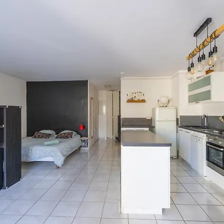 Apartment The Beach Of The Marina Olympique, Lovely Appartment Marseille
